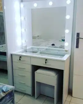 Tolet/meja rias lampu