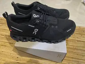 On Cloud 5 Waterproof All Black Rare