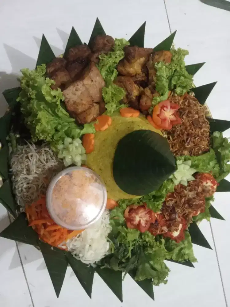 Nasi Tumpeng kumplit