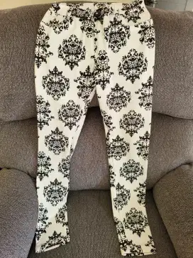 Celana legging panjang putih motif bunga hitam