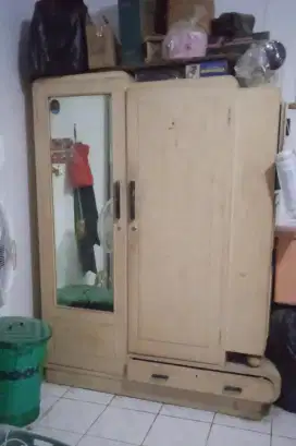 LEMARI BAJU KAYU JATI ANTIK TUA