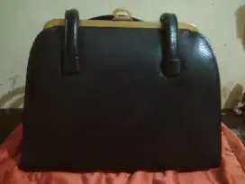 Tas tangan hitam kulit merek Elisabeth