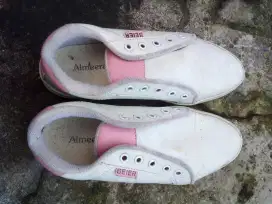 Sepatu ket yg berwarna putih ukuran 37