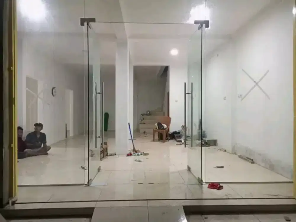 Pintu kaca tempered