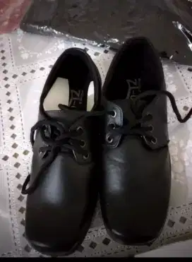 Sepatu hitam anak 34-37