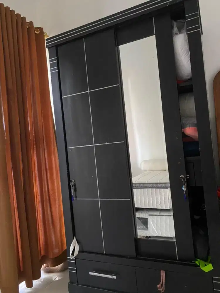 Lemari 2 pintu warna hitam