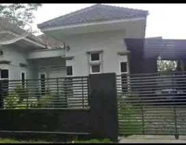 Rumah minimalis 4 KT, 3 KM, 3 Lemari, taman