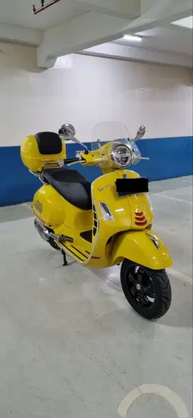 Vespa GTS 150 Super Sport Full Aksesoris LOW KM