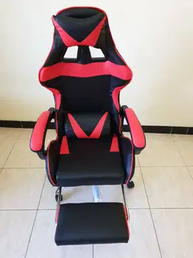 Kursi Gaming Ergonomis dengan sandaran kaki