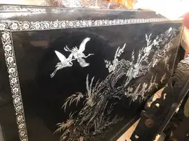 Meja persegi ornamen kulit kerang
