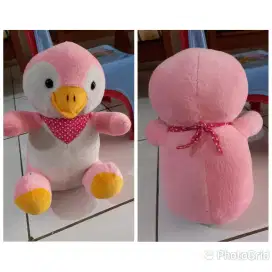 Boneka pinguin warna pink