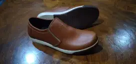 Sepatu casual gaya kulit asli