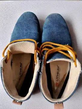 Sepatu bahan jeans