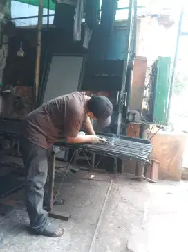 Teknisi folding gate dan bongkar pasang