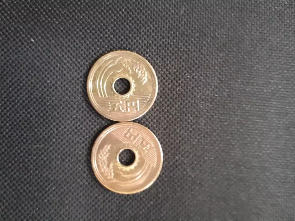Uang koin kuno tengah bolong