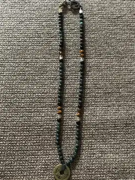 Kalung batu warna hijau