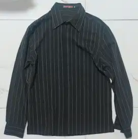 Kemeja lengan panjang hitam salur