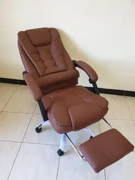 Kursi Direktur Dengan sandaran kaki dan fitur massage (getar) coklat