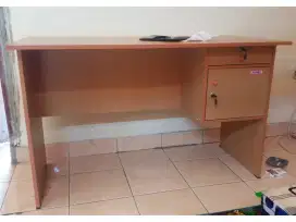 Meja komputer / meja kantor / meja belajar