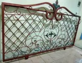 Pintu besi dorong