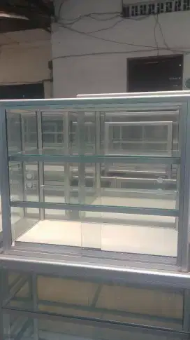 Etalase atas meja. P.65cm 2 rak pintu
