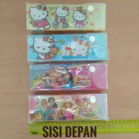 1 LUSIN (12 BH) KOTAK PENSIL PLASTIK BARBIE HELLO KITTY SOUVENIR