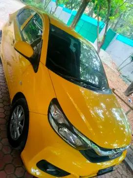 Honda New Brio kuning bagus dan terawat