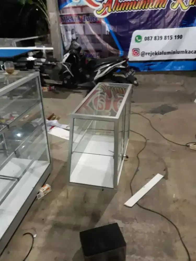 Etalase makanan dan aneka jajanan kuliner sembako toko apotek obat