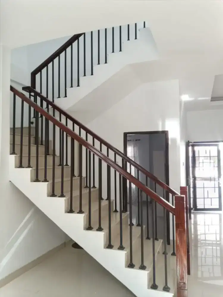 Railing tangga  kayu minimalis