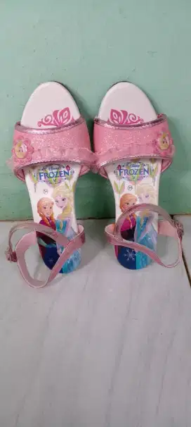 Sepatu kets merk yongkidz dan sepatu sandal merk disney