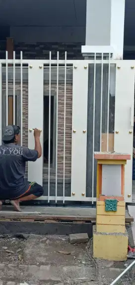 Mengerjakan  pagar, raling tangga, kanopy dll