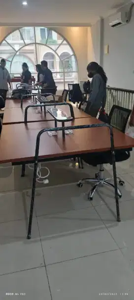 Meja kantor minimalis berhadapan