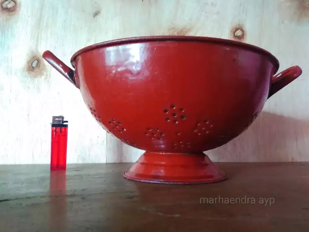 Ceting enamel merah, lawas, Kuno, antik.