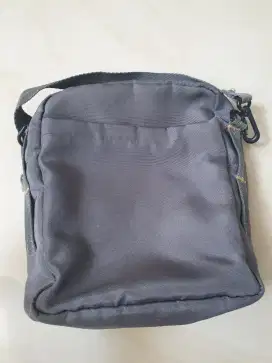 Tas slempang warna abu abu
