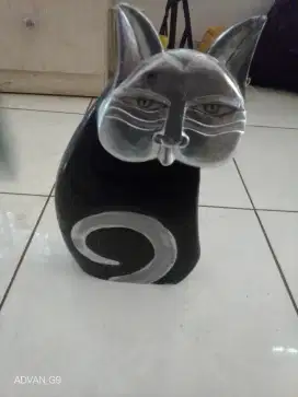Patung kucing bahan kayu