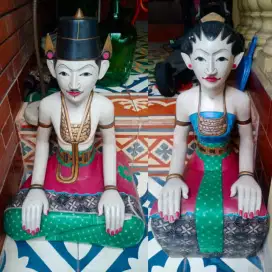 Sepasang patung besar kayu motif pengantin Loro Blonyo