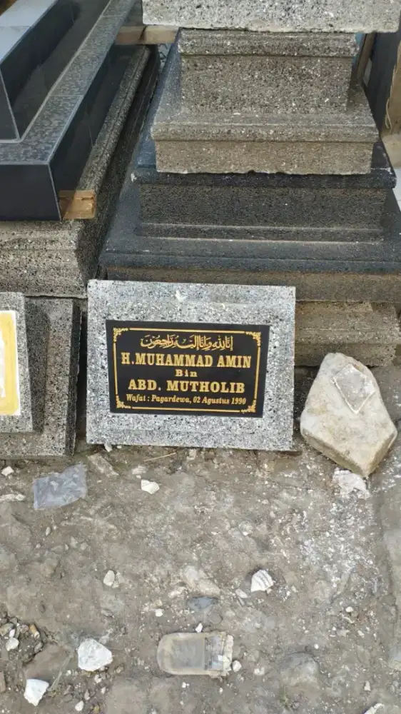 BATU NISAN MAKAM KERAMIK