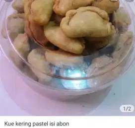 Kue kering nastar dan pastel kecil isi abon