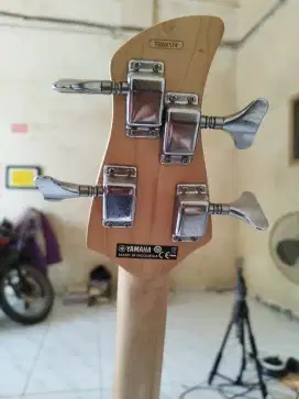 Bass gitar listrik