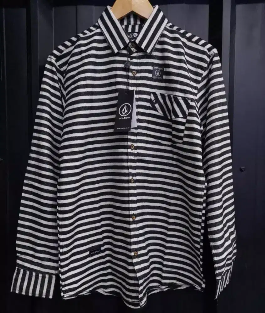 Kemeja flanel volcom blck white