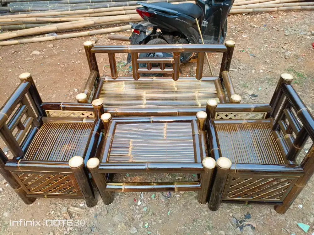 Pengrajin Kursi dan bale bambu bangku sender
