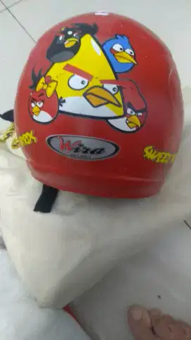 Helm anak warna merah