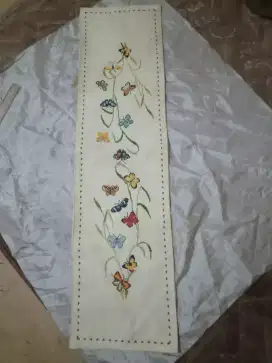 Taplak sulam kristik motif kupu2 pada Kain krem vintage