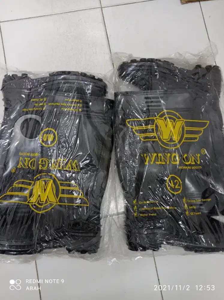 Sepatu bot karet
