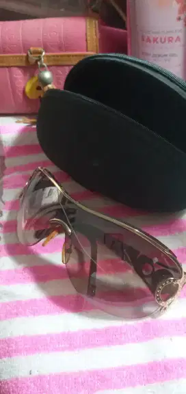 Kacamata syahrini ada box