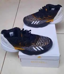 Sepatu Basket Adidas D.O.N Issue 4 ORIGINAL BNIB Ukuran 43,5