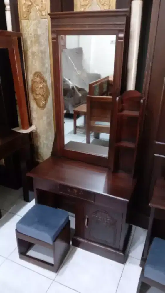 Meja Rias/Tolet Minimalis