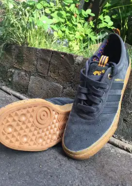 Sepatu adidas the hundreds x lakers rare item masih banyak PHP nih ,:D