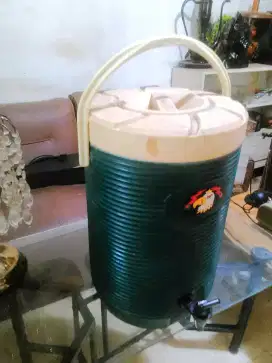Tempat air minum ukuran besar.