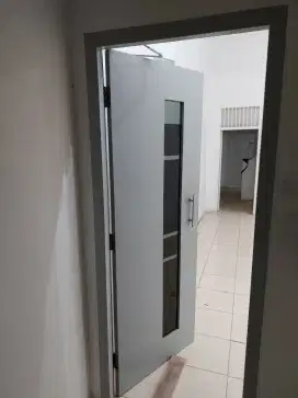 Pintu dari bahan blobbord/kokoh dan kuat
